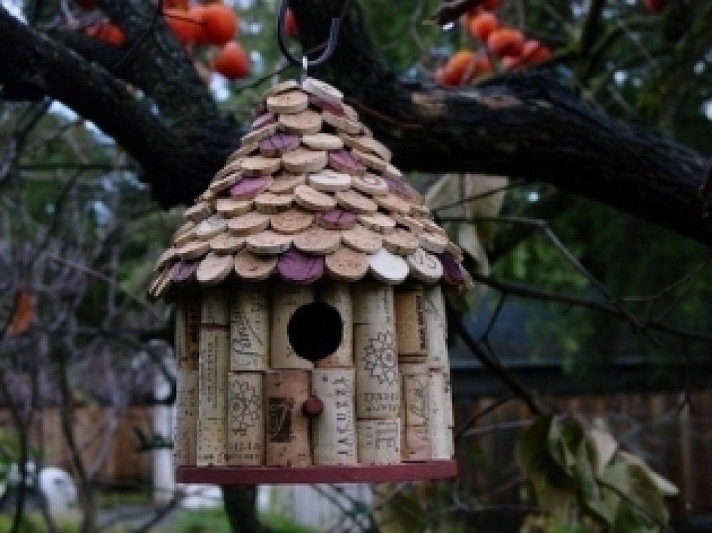 Una casita para pájaros con corchos | Hacer bricolaje es facilisimo 