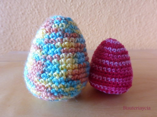 Conejitos y huevos de Pascua hechos de ganchillo