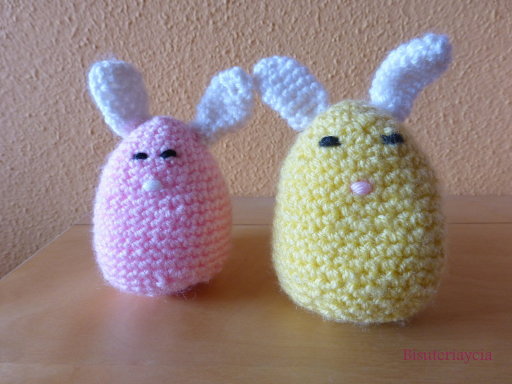 Conejitos y huevos de Pascua hechos de ganchillo